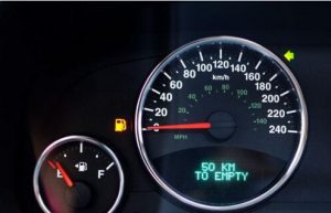 油表灯亮起时怎么样开车更省油?